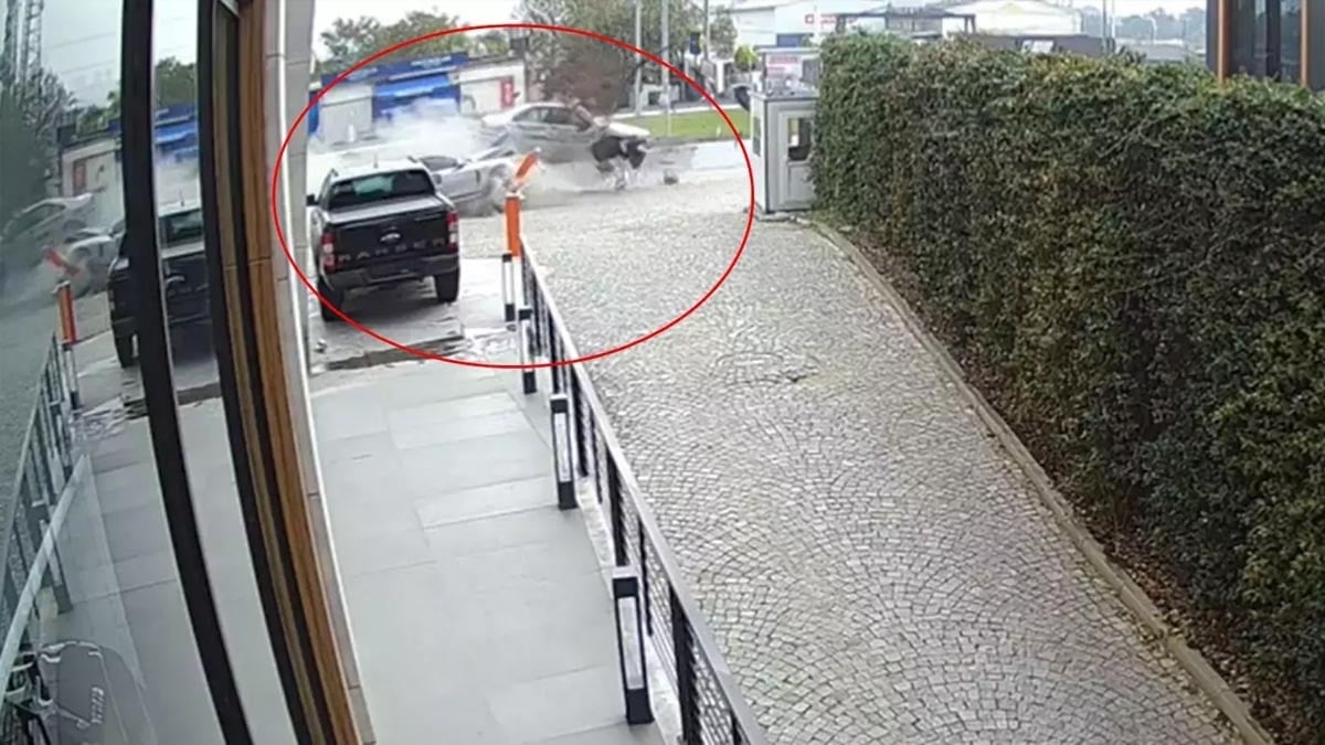 Mudanya’da kontrolden çıkan otomobil küks araca çarptı