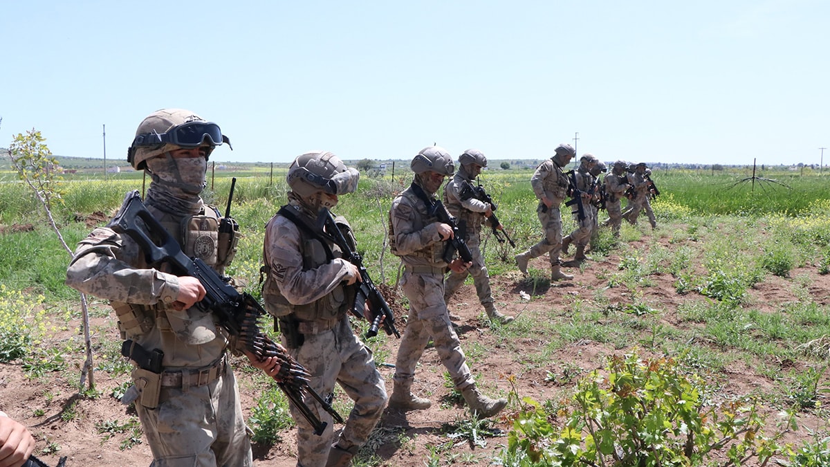 Sınırı kaçak yollarla geçen 2 Suriyeli yaralı bulundu