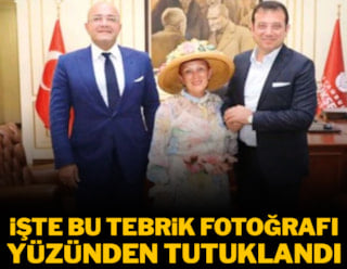 Lo arrestaron por esta foto de felicitación.