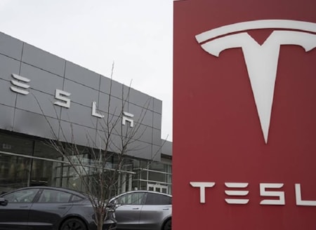 Tesla fiyatlarına zam geldiTesla, Cybertruck'ın iki versiyonunda 5 bin dolarlık fiyat artırımına gitti. Dual Motor modeli 74 bin 990 dolara, Premium All-Wheel Drive modeli 84 bin 990 dolara yükselirken, en pahalı Cyberbeast'in fiyatı 99 bin 990 dolarda sabit kaldı.
