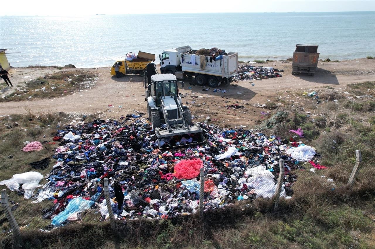 Sahile tonlarca tekstil atığı döken firma tespit edildi