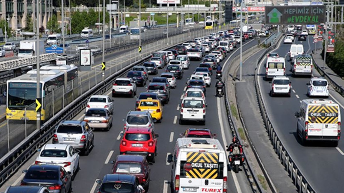 İstanbul'da trafik durdu! Yoğunluk yüzde 90' dayandı