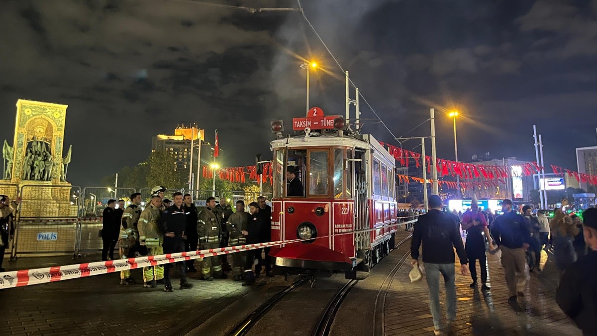 Nostaljik tramvay alev aldı: Yolcular büyük panik yaşadı