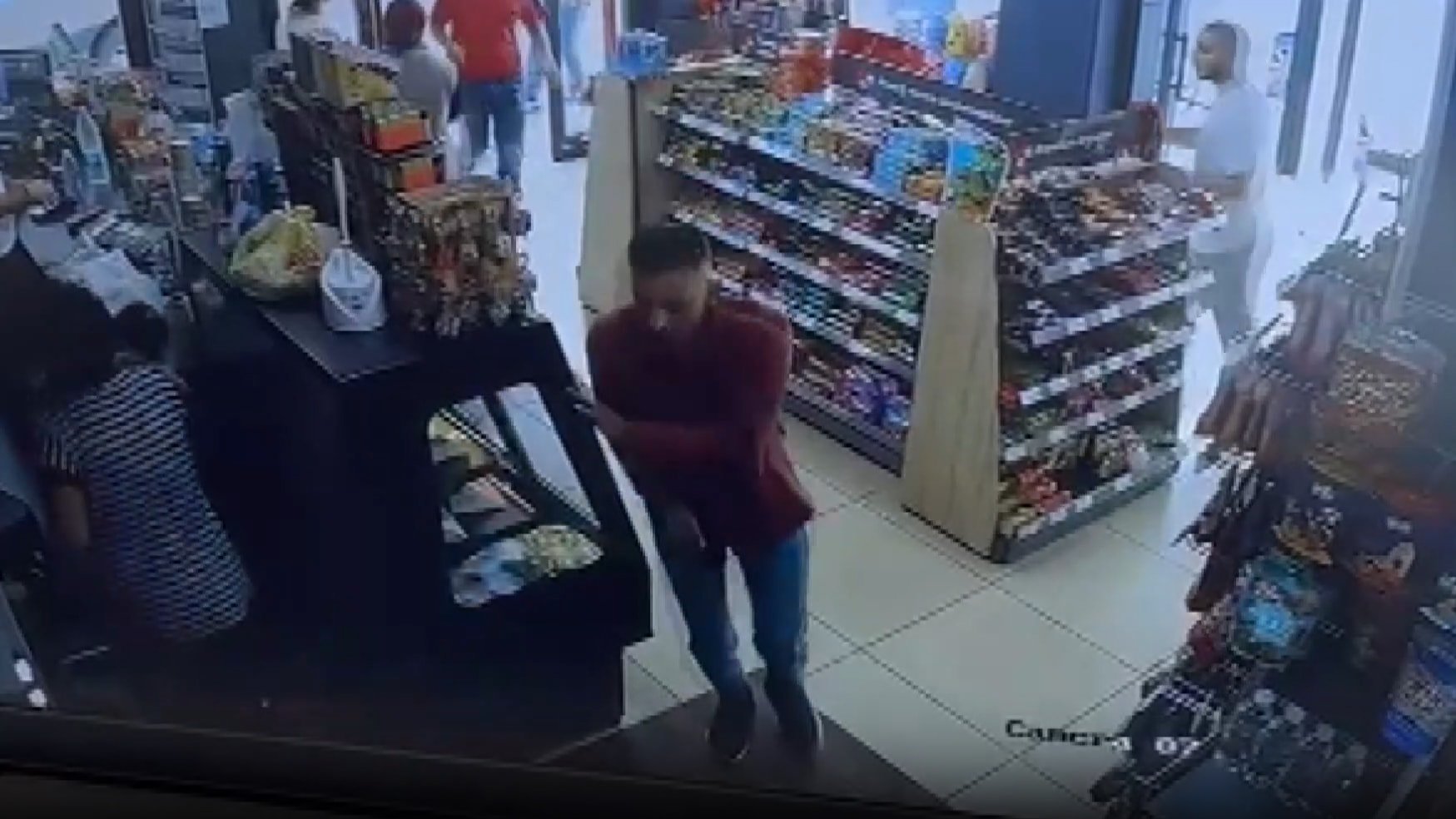 Eski eşinin yanında gördü, akaryakıt istasyonunda dehşet saçtı! O anlar kamerada