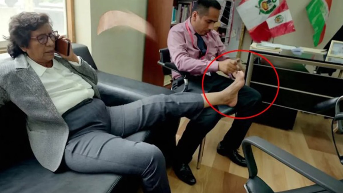 Milletvekilinin mecliste tepki çeken fotoğrafı: Ayak masajı yaptırıp, tırnağını kestirdi