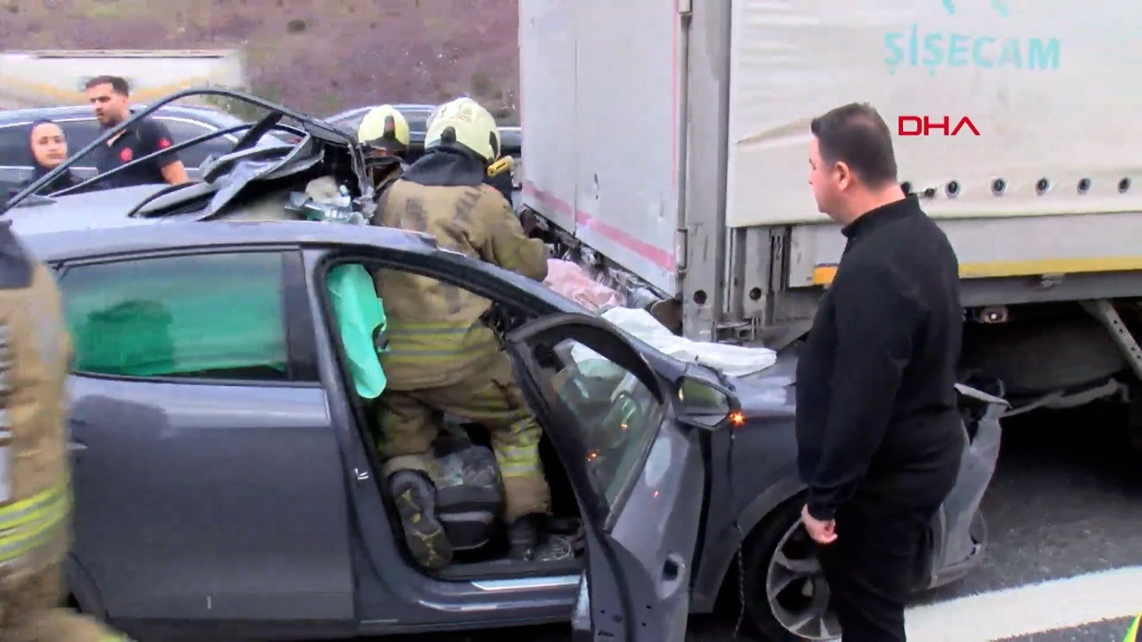 İstanbul'da feci kaza: Otomobil TIR'ın altında kaldı