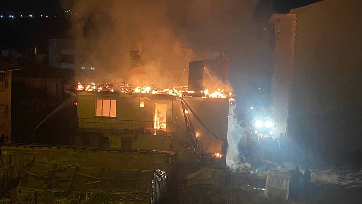 Çankırı'da yangın: 2 ev, 2 kömürlük ve araç zarar gördü