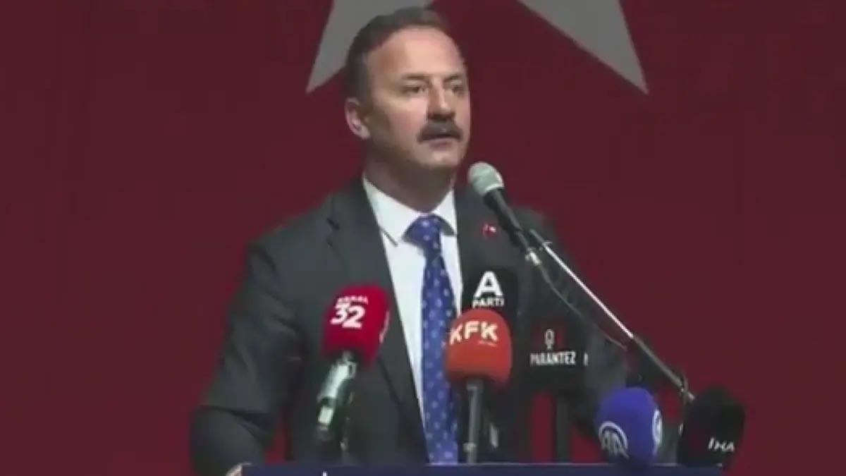 Kürsüdeyken depreme yakalandı! Verdiği tepki dikkat çekti