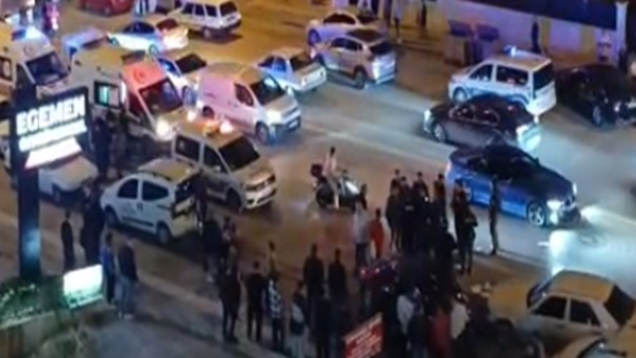 Camına taş atıldı, kalabalığa dalıp bir kişiyi ezdi