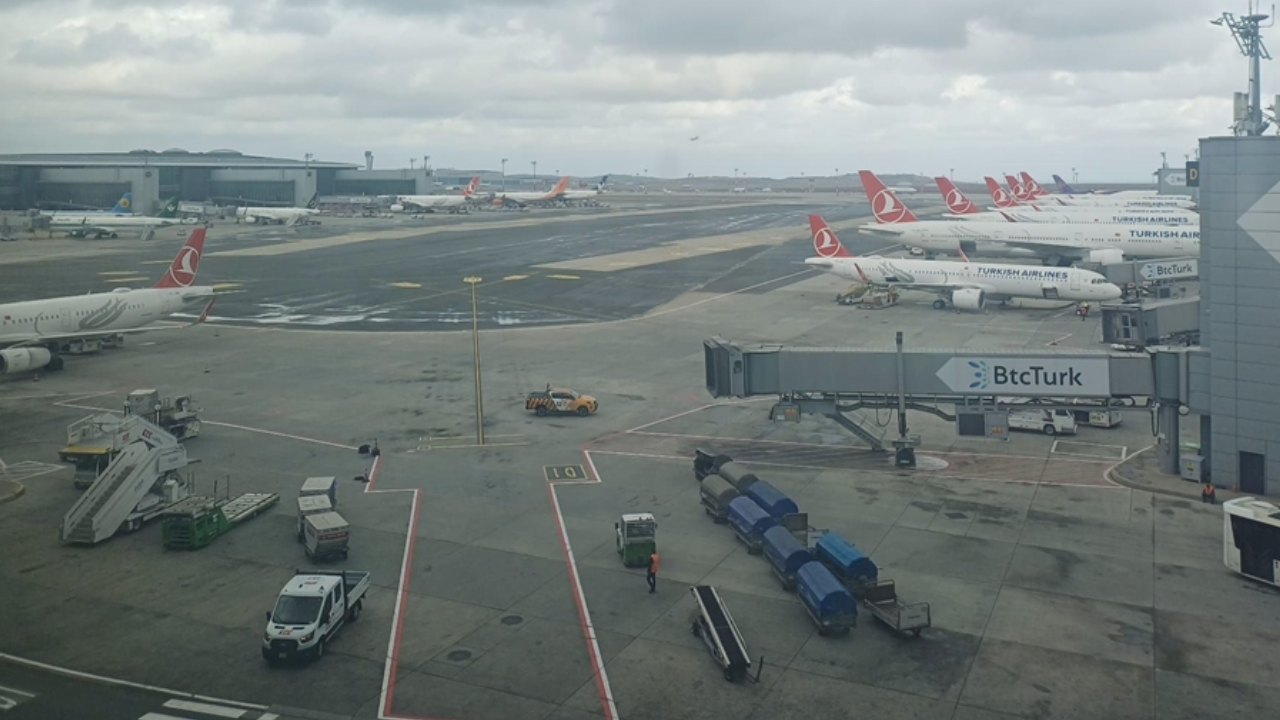 İstanbul'da fırtına uçaklara havada tur attırdı