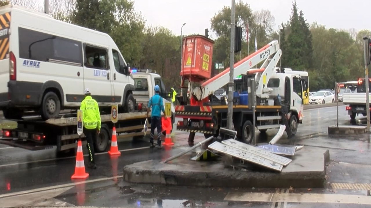 Sarıyer'de minibüs refüjdeki levhaya çarptı: Yaralılar var