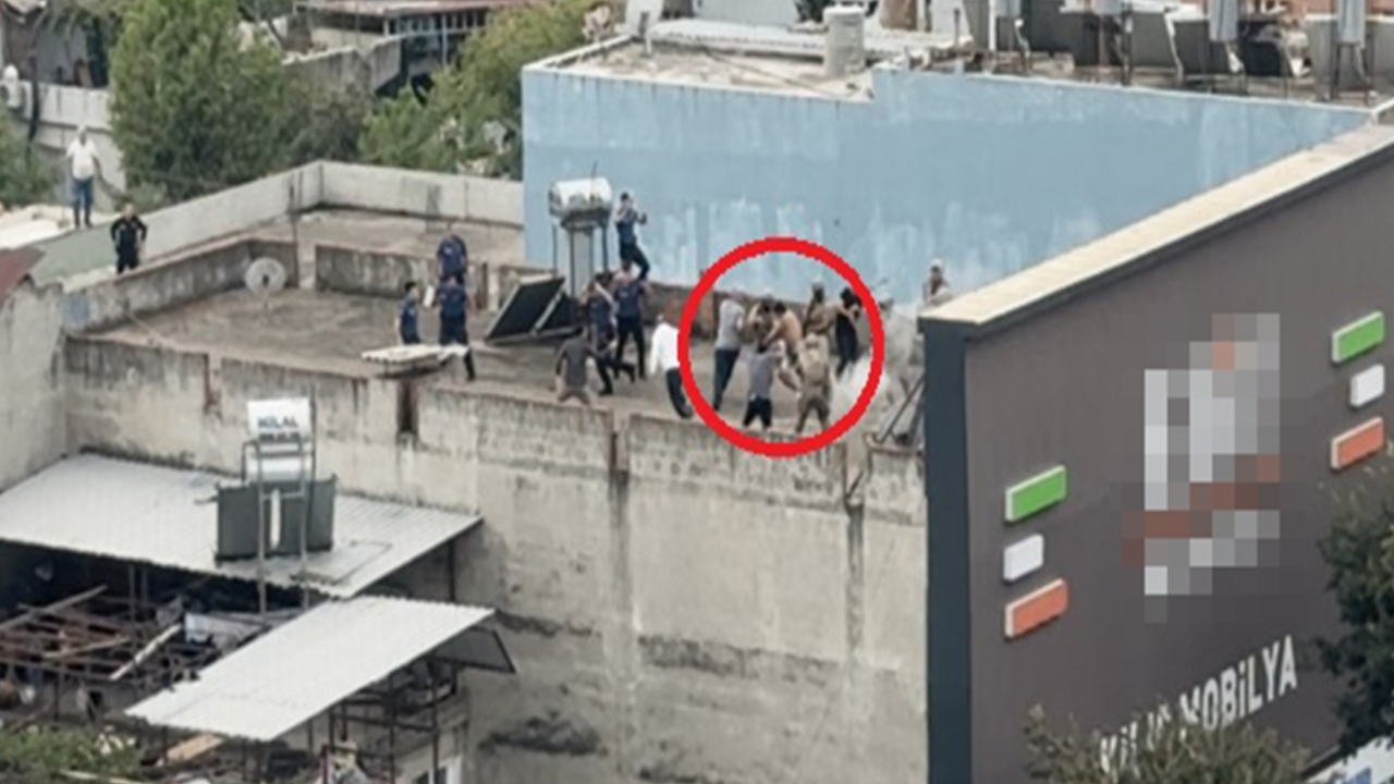 Polise bıçakla saldırdı, ortalık karıştı