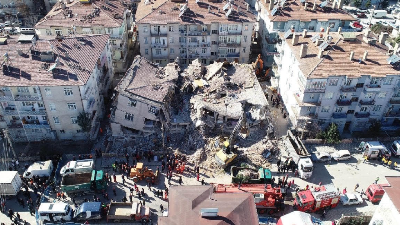 AKP’li başkan, deprem kentinde kentsel dönüşümü rafa kaldırdı