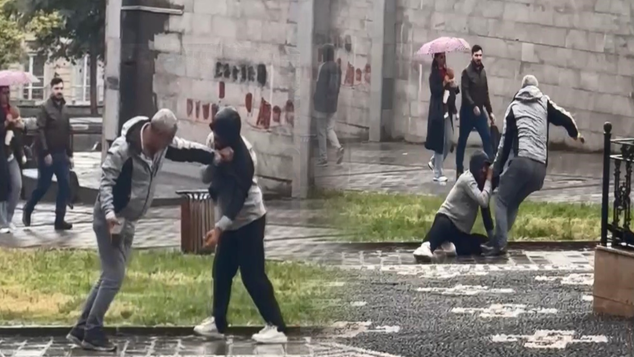 Önce yerde sürükledi; sonra kaldırım taşıyla dövdü
