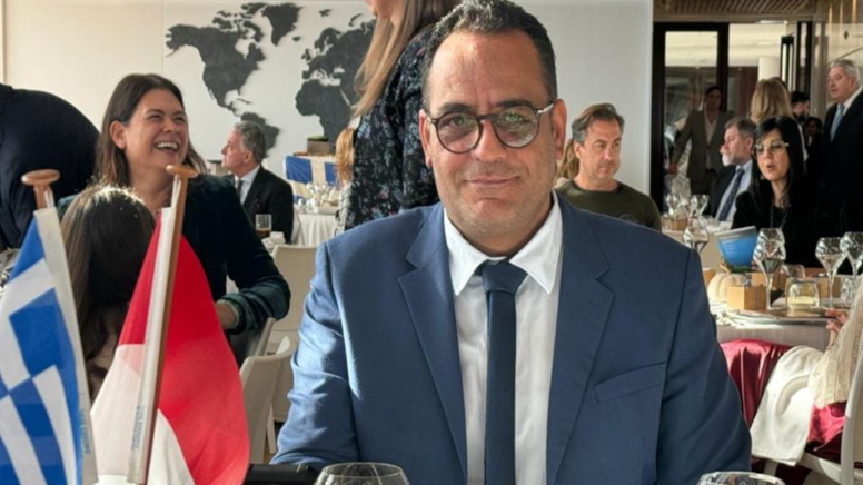 Komşu adada yaralanan ve tedavisini Türkiye’de yaptıran Yunan belediye başkanı eleştirilince sert tepki verdi