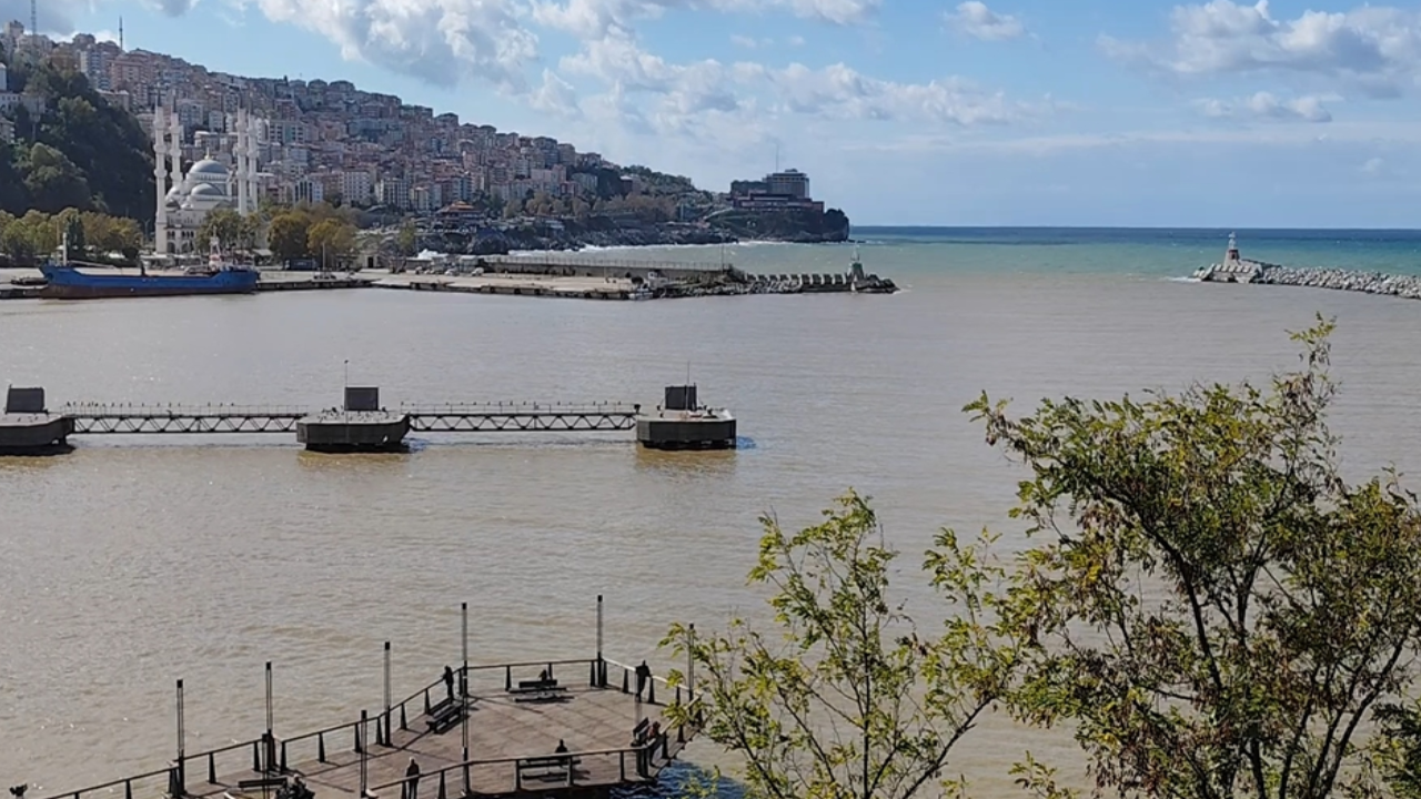 Zonguldak’ta deniz çamur rengine büründü
