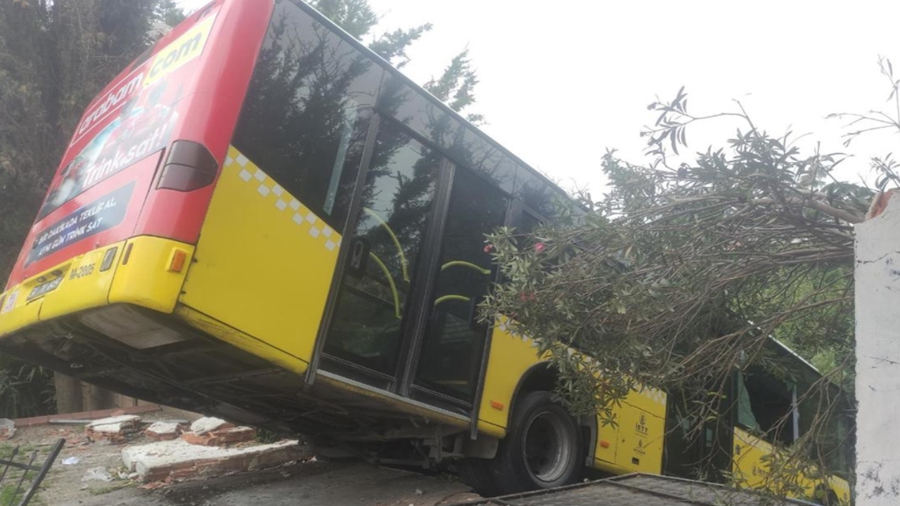 Üsküdar'da feci kaza: İETT otobüsü uçtu