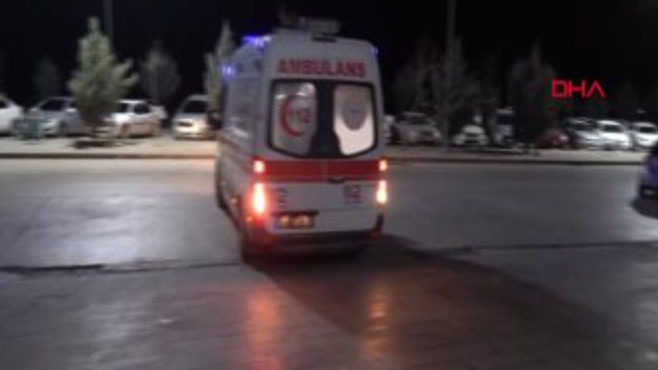 Otostop çektikleri aracın sürücüsünü dövüp bıçakladılar