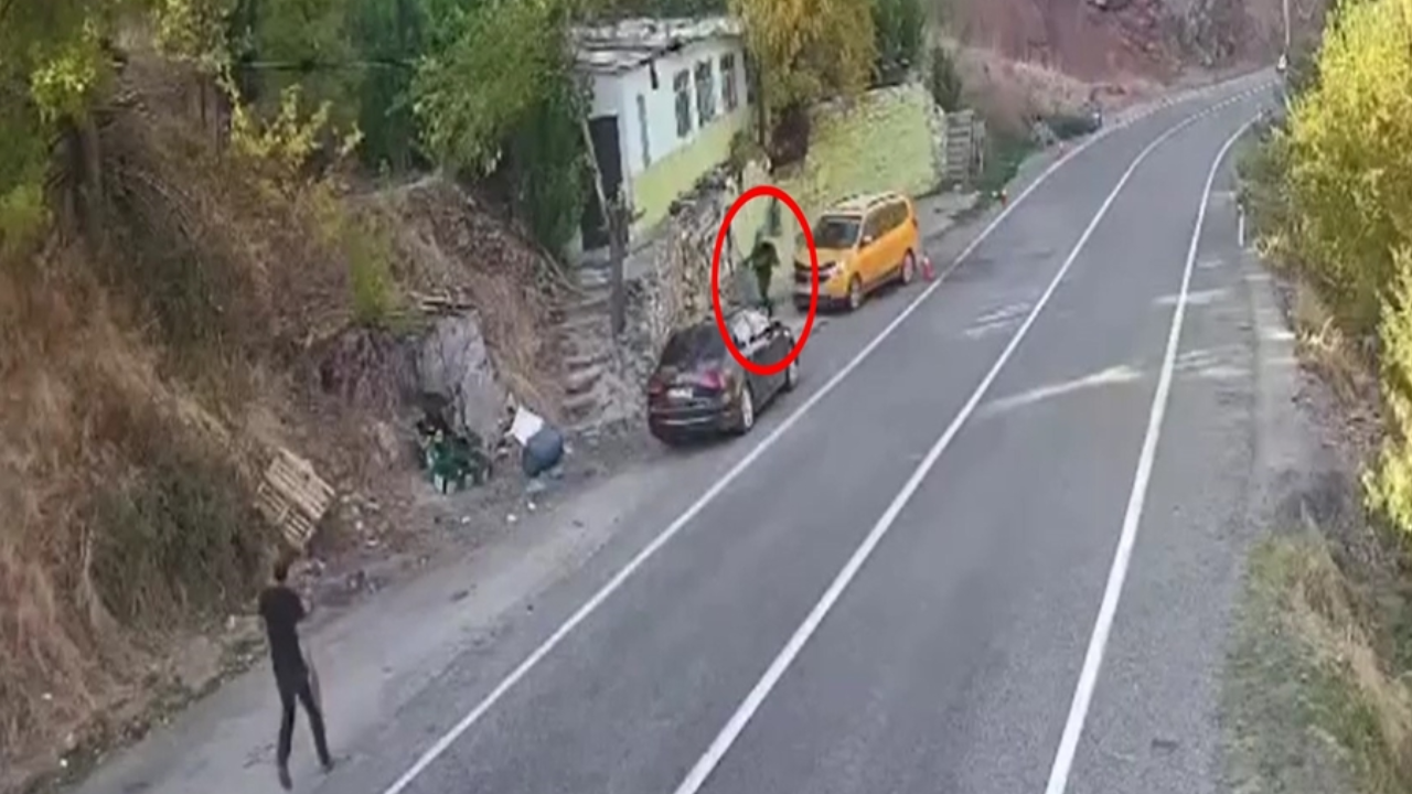 Dağdan kopan kaya parçasından son anda kurtuldu!