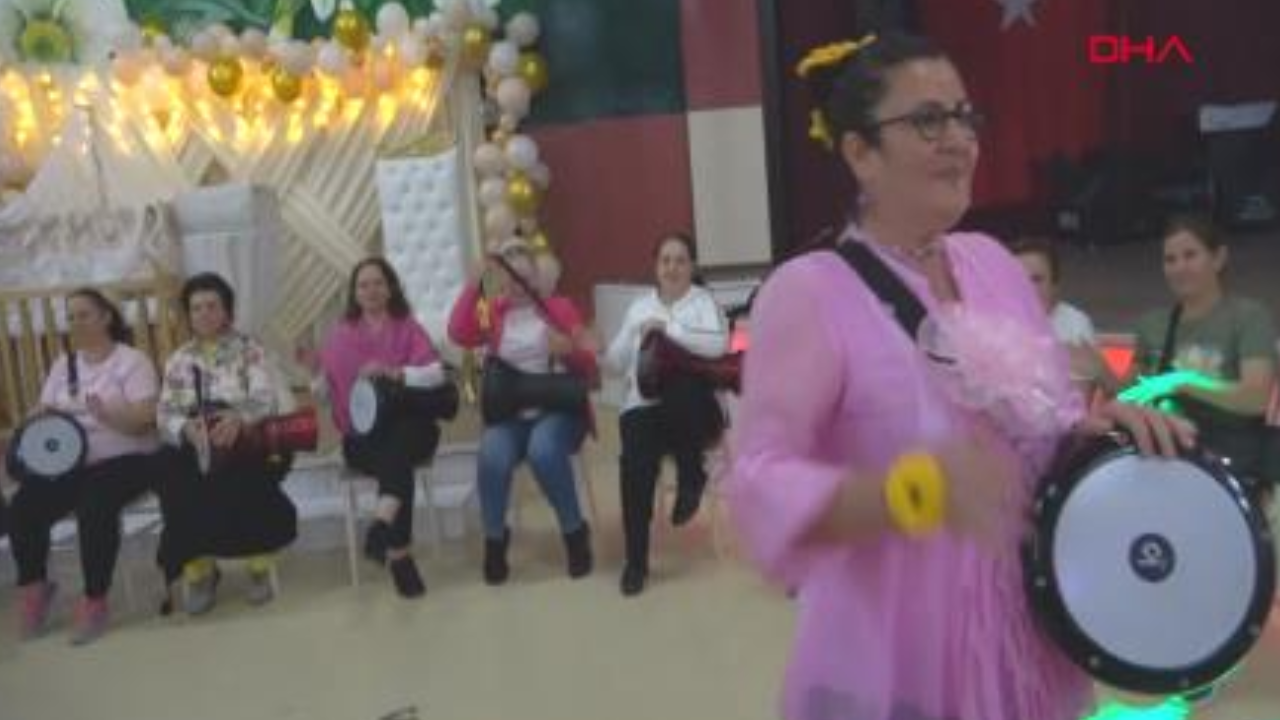 Kurduğu ritim grubuyla, kendisi gibi hasta kadınlara destek oluyor