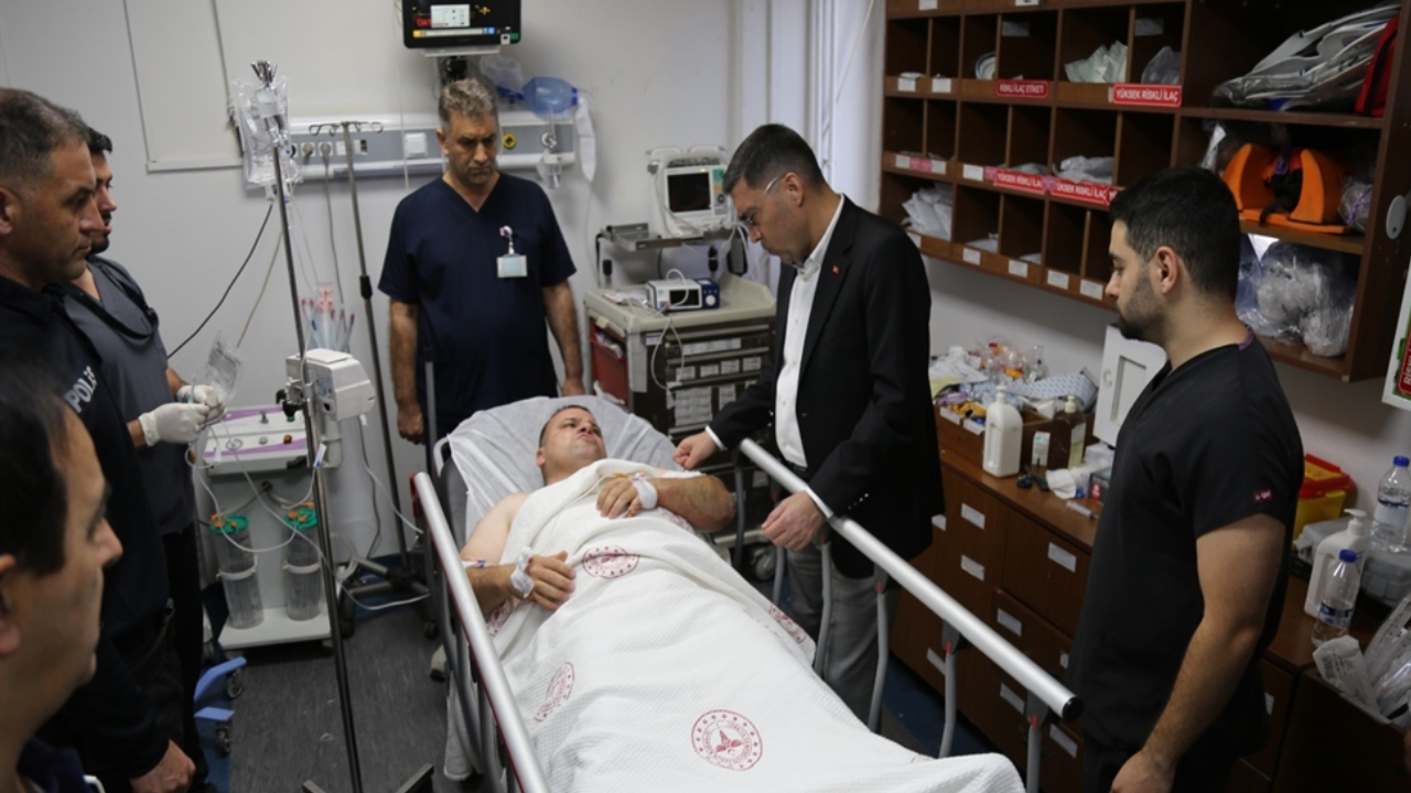 Nöbet tutan polis memuru, bıçaklandı