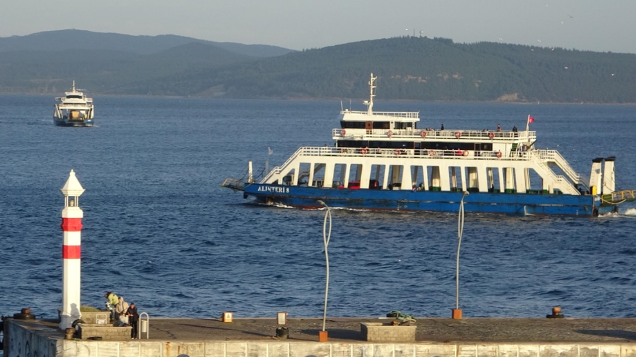 Bozcaada ve Gökçeada feribot seferlerine fırtına engeli