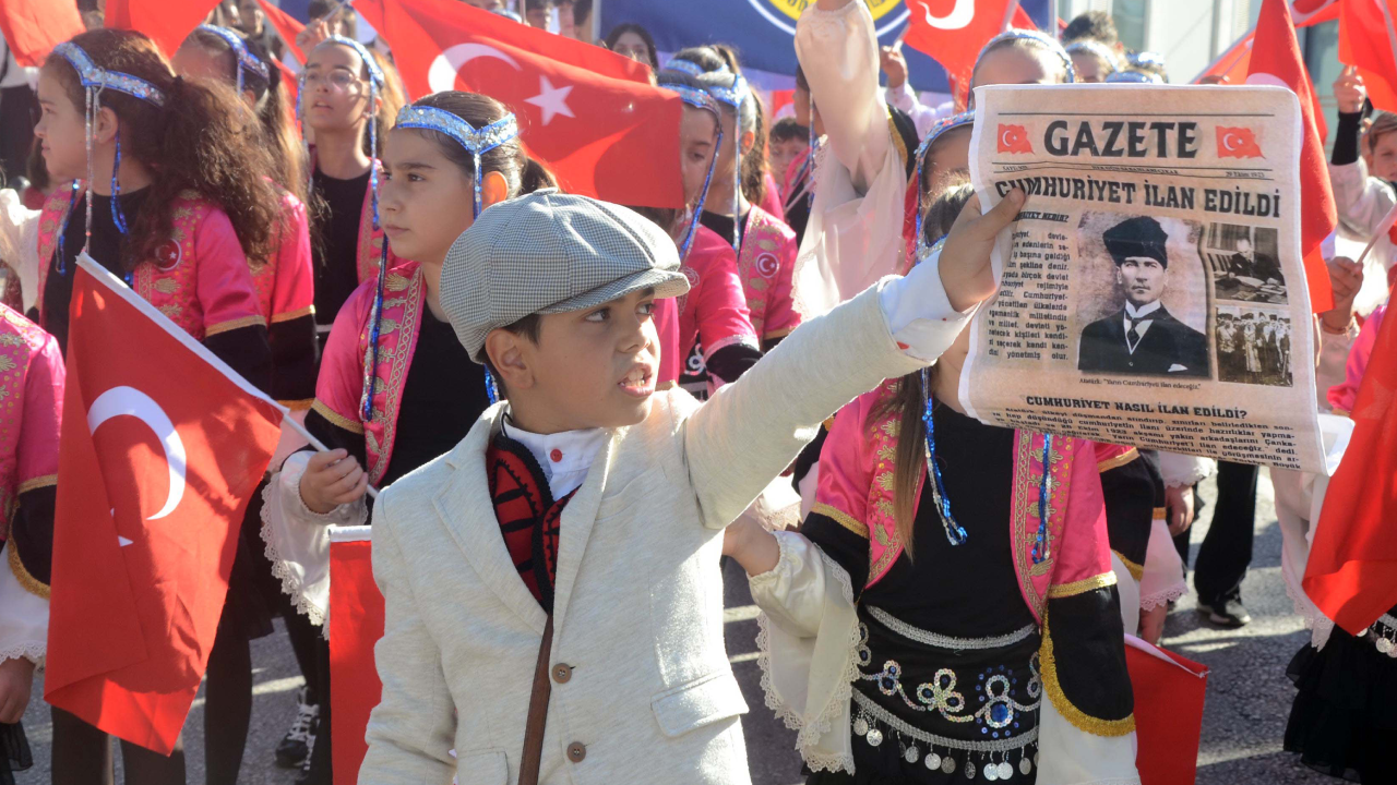 Bodrum’da Cumhuriyet Bayramı coşkusu “Yazıyor yazıyor Cumhuriyet’in ilanını yazıyor”