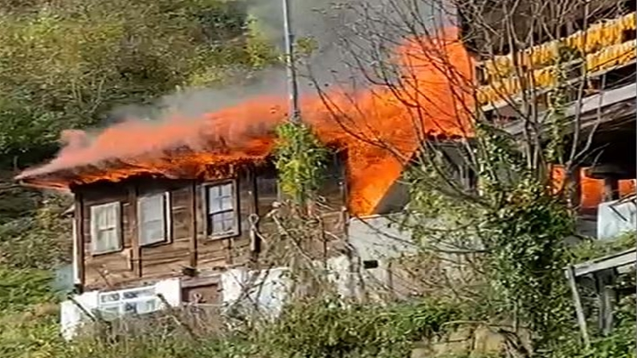 Ahşap ev alev alev yandı