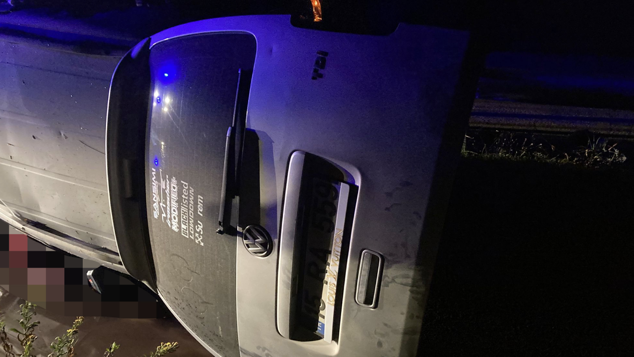 Aracıyla şarampole devrilen sürücü felaketi yaşadı