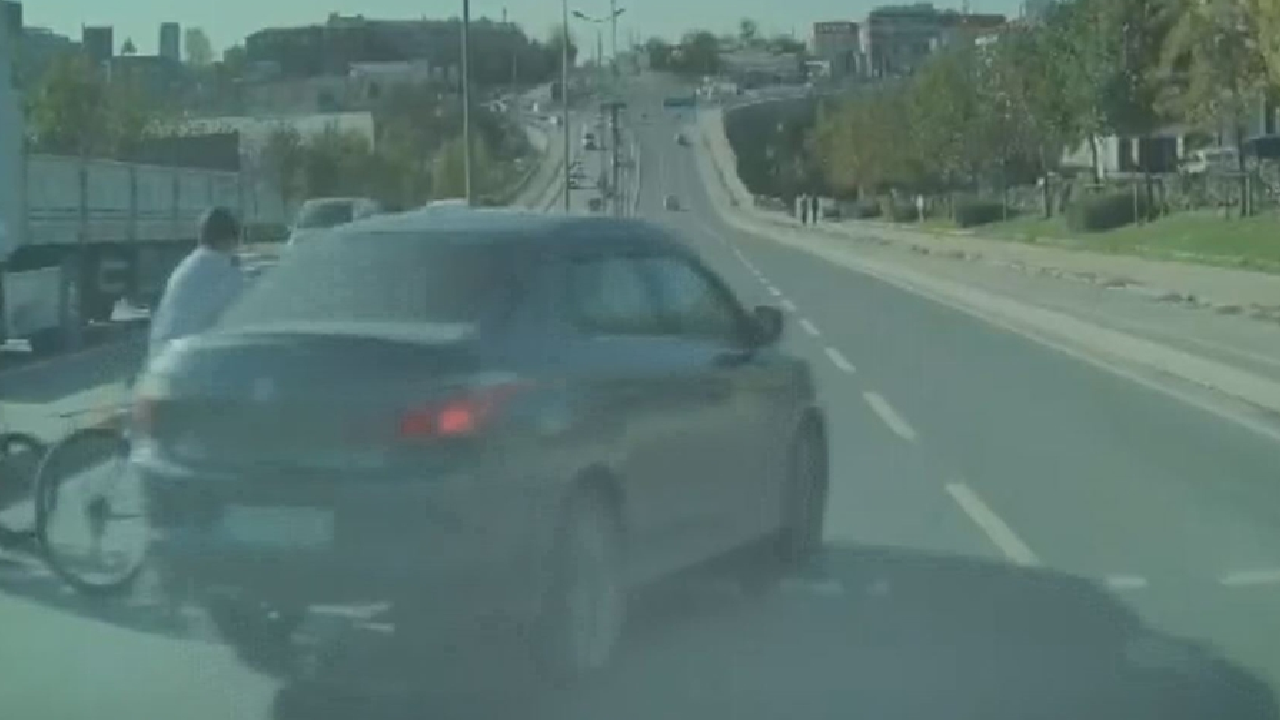 Otomobil kırmızı ışıkta geçti: Çocuklar kıl payı kurtuldu