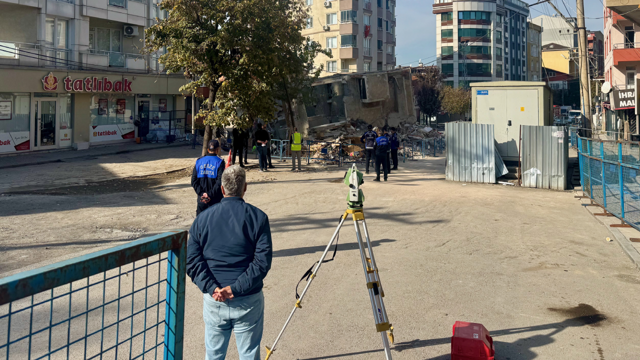 Kocaeli'de çöken binanın enkazında bilirkişi heyetinin incelemeleri sürüyor
