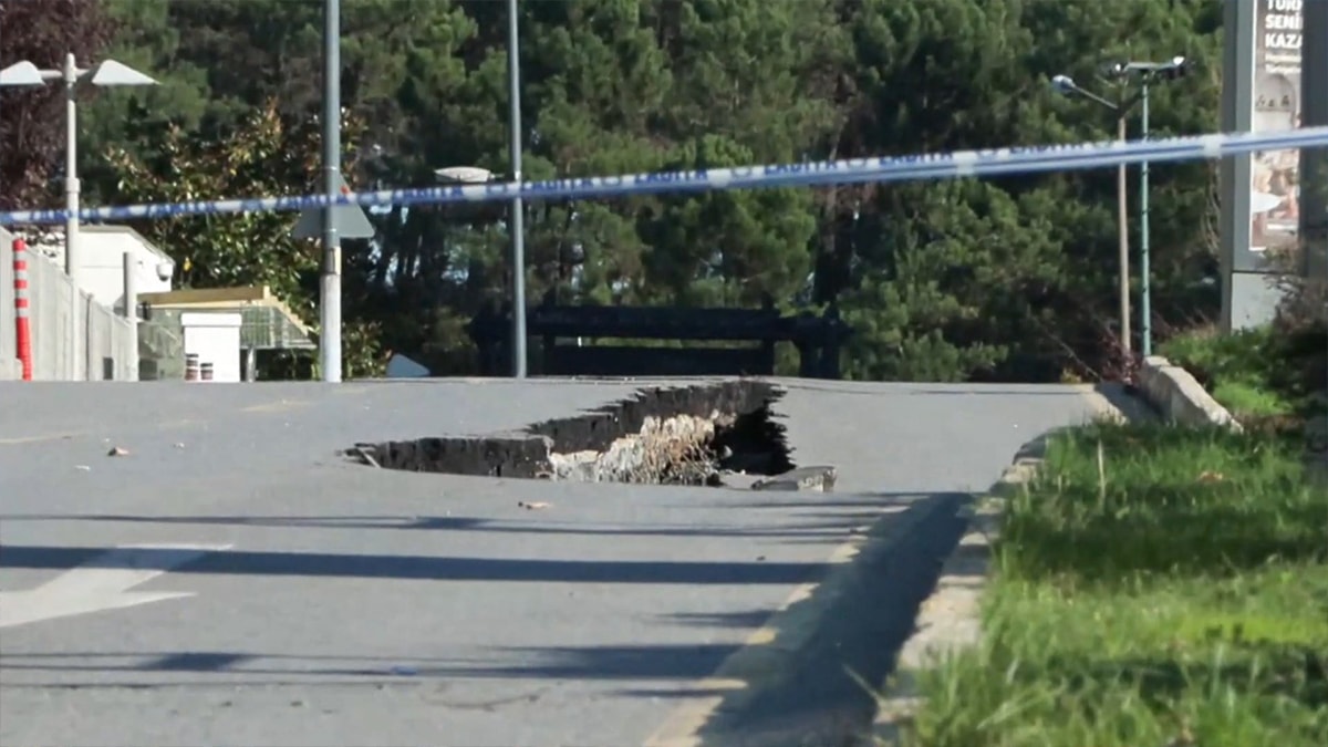 Ümraniye'de istinat duvarı yıkıldı, yol çöktü