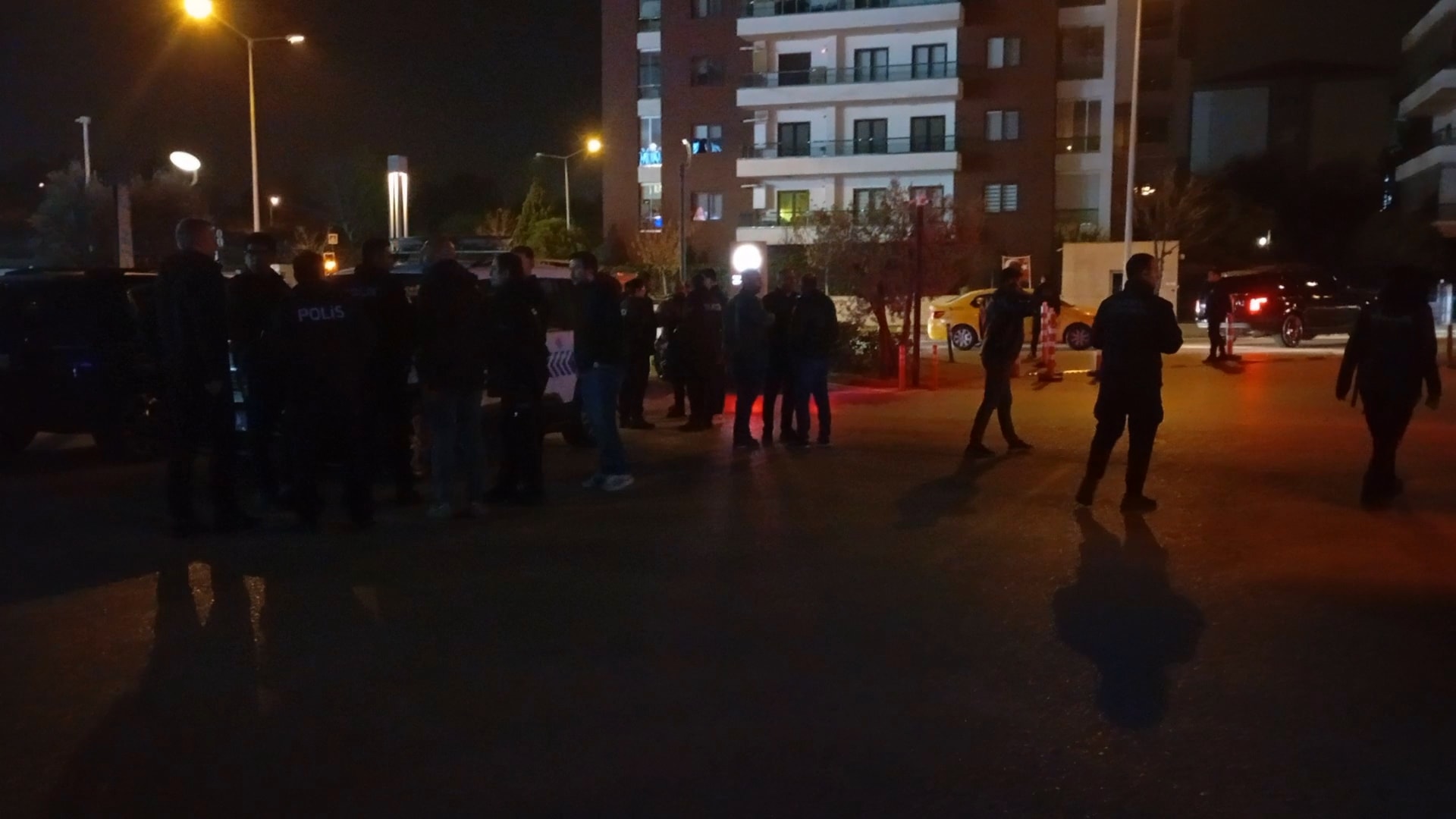 AVM'de bekçilere silah gösteren şüpheli gözaltına alındı