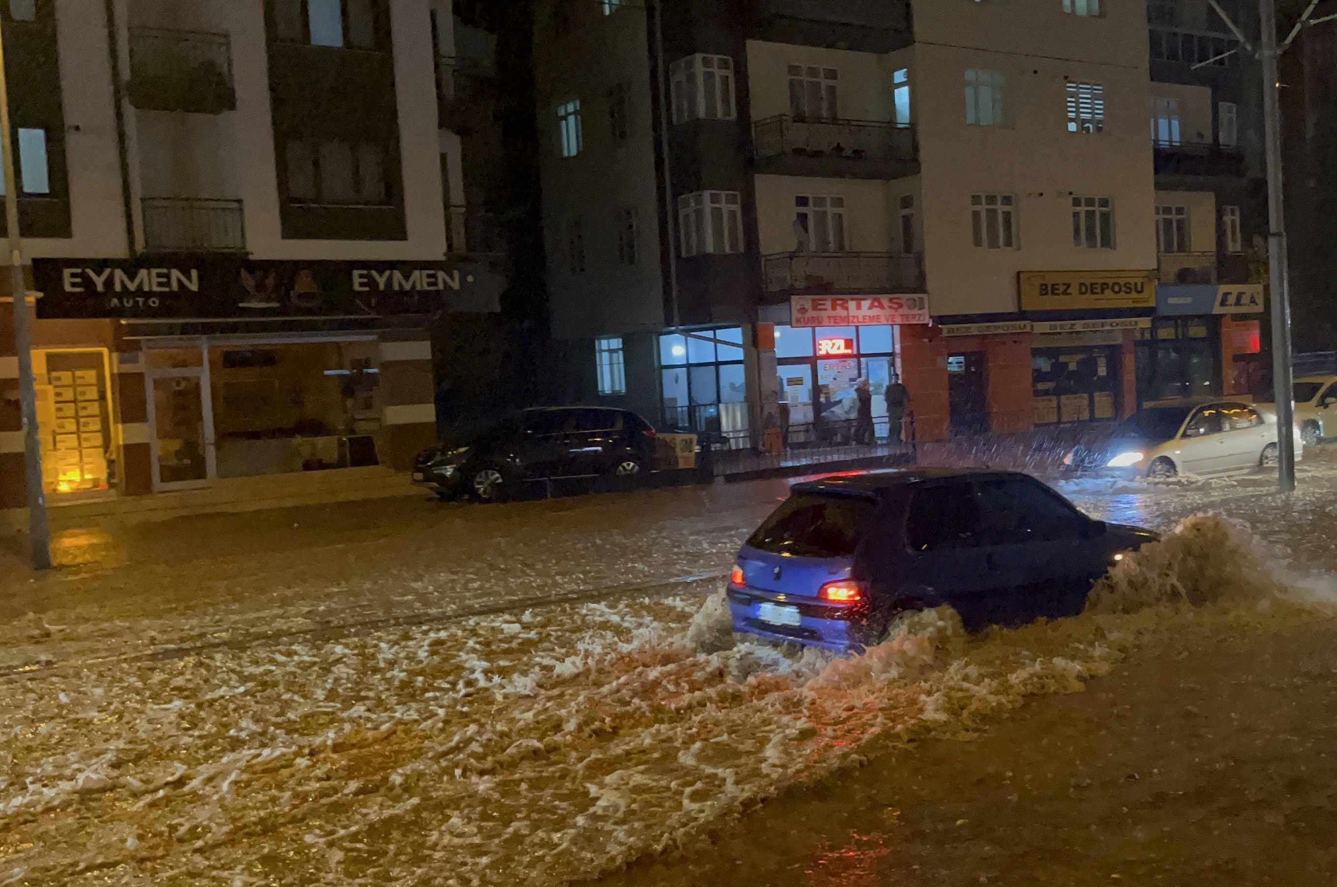 Eskişehir'de sağanak hayatı olumsuz etkiledi