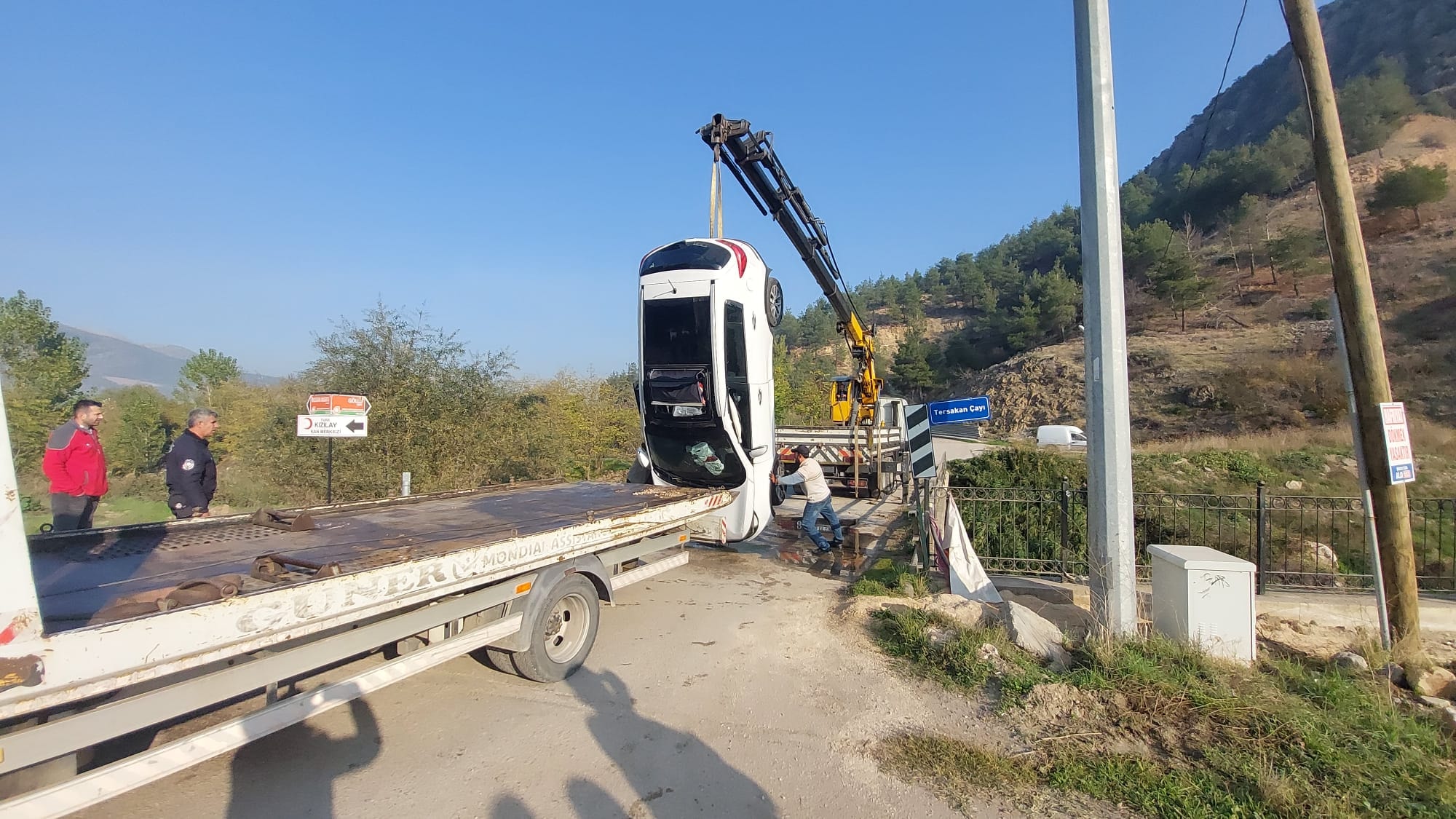 Çaya uçan otomobildeki 2 kız çocuğunu yoldan geçen sürücüler kurtardı