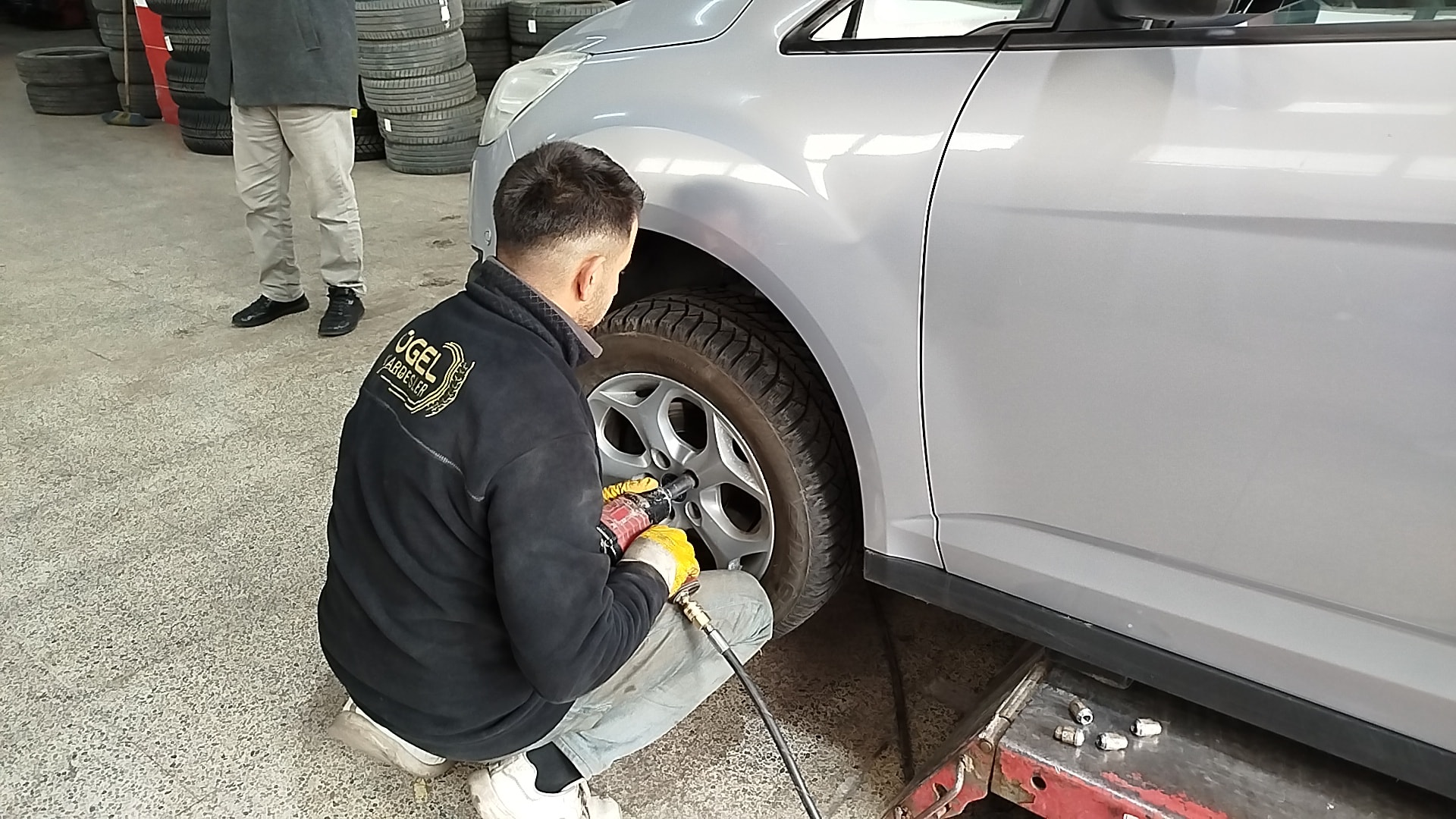 Zorunlu kış lastiği uygulaması nedeniyle lastikçilerde yoğunluk yaşanıyor