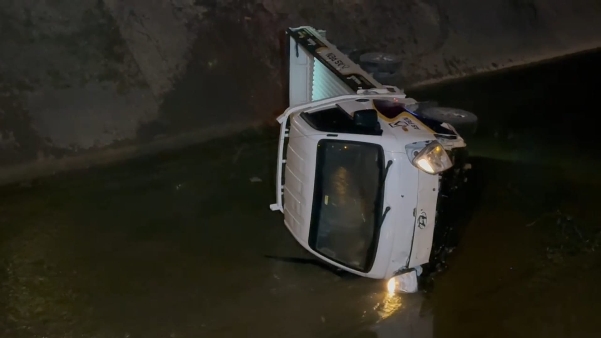 Sulama kanalına devrilen kamyonetin alkollü sürücüsü yaralandı