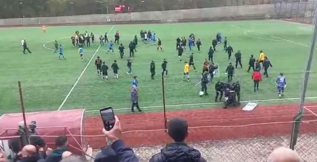 24 kırmızı kartın çıktığı olaylı maç ertelendi