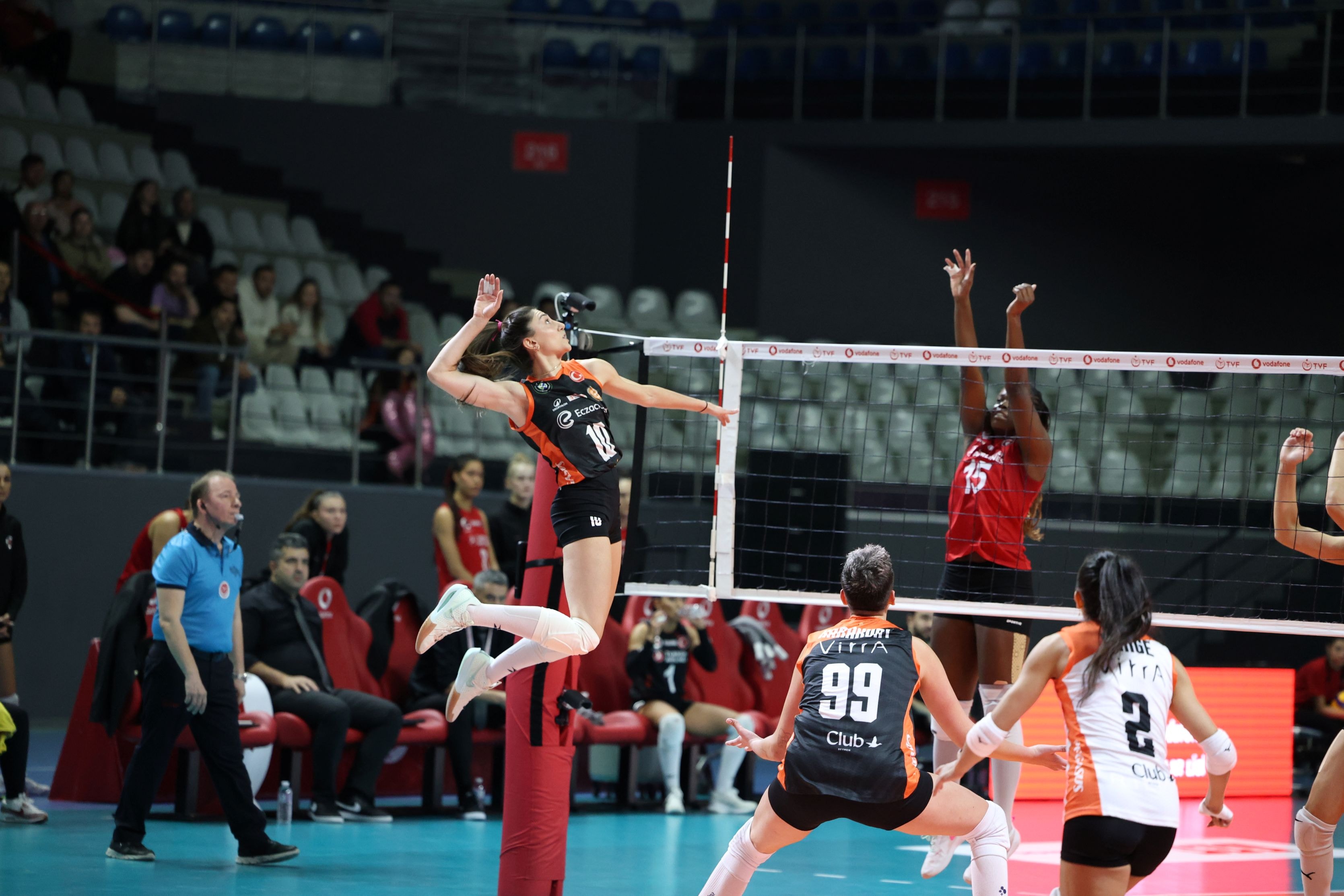 Eczacıbaşı Dynavit deplasmanda zorlanmadı