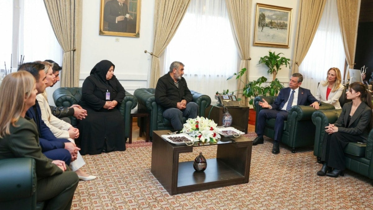 CHP lideri Özel, Rojin Kabaiş'in ailesi ve Ayşe Tokyaz'ın ikizi ile görüştü