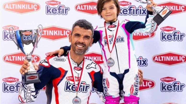 Kenan Sofuoğlu pojawił się przed kamerą ze swoim synem