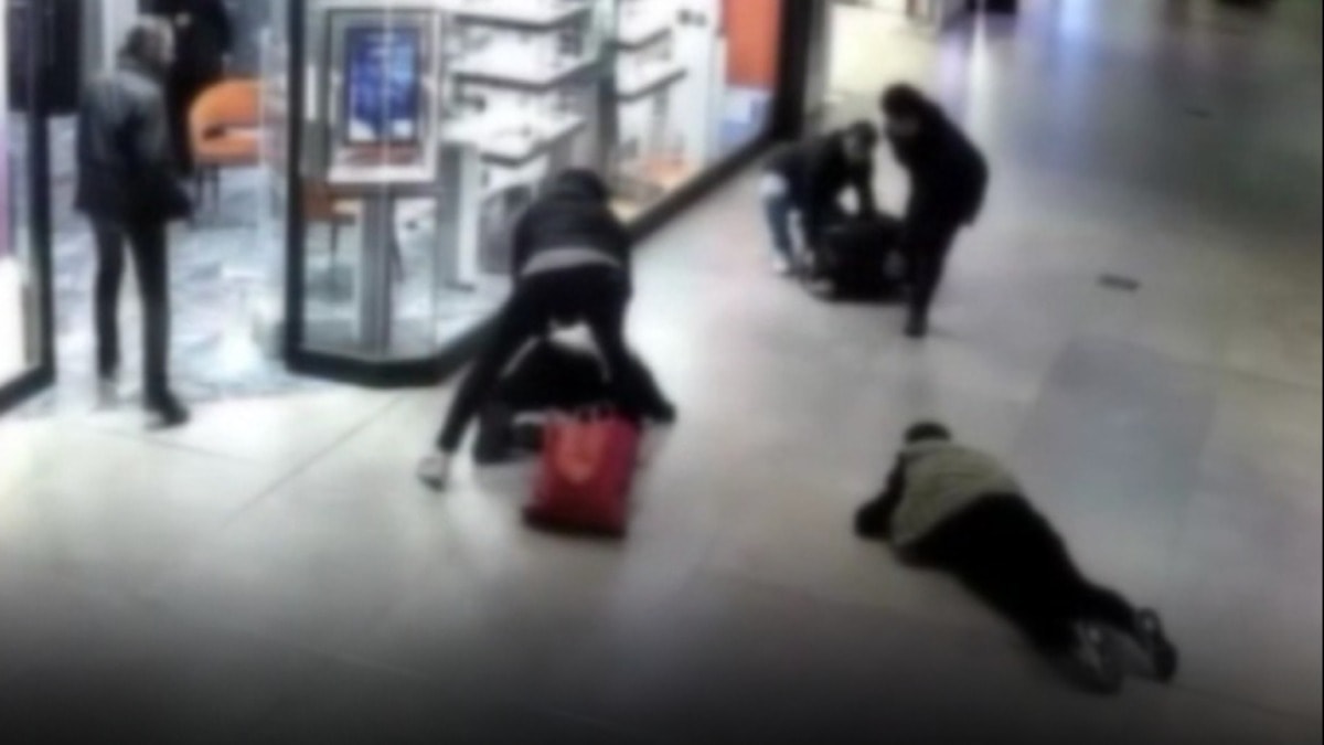 AVM esnafını canından bezdirdiler