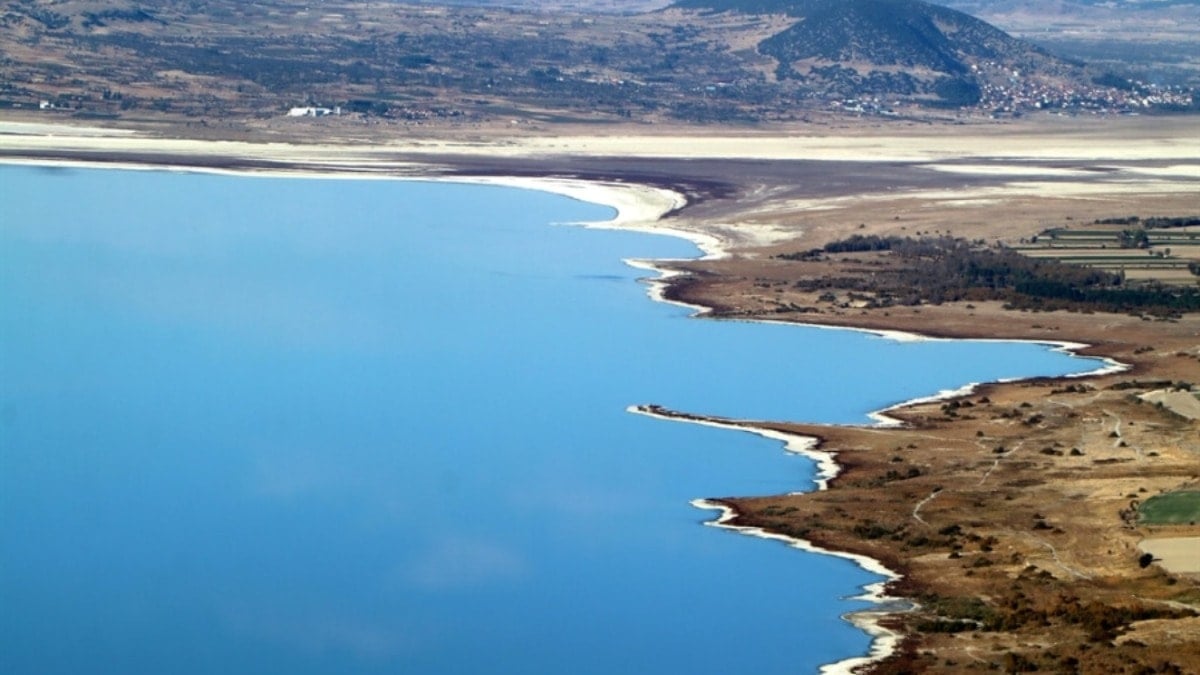 55 yılda 21,3 metre çekilen Burdur Gölü havadan görüntülendi