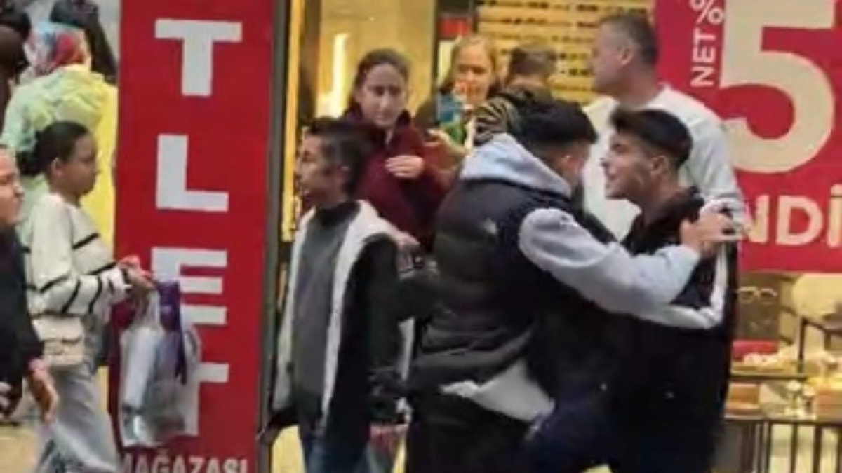Sokak ortasında tekmeli, yumruklu kavga: O anlar kamerada