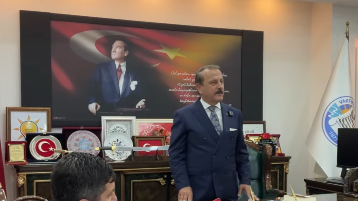 AKP'li belediyede skandal: Atatürk büstünü çöpün kenarına attılar