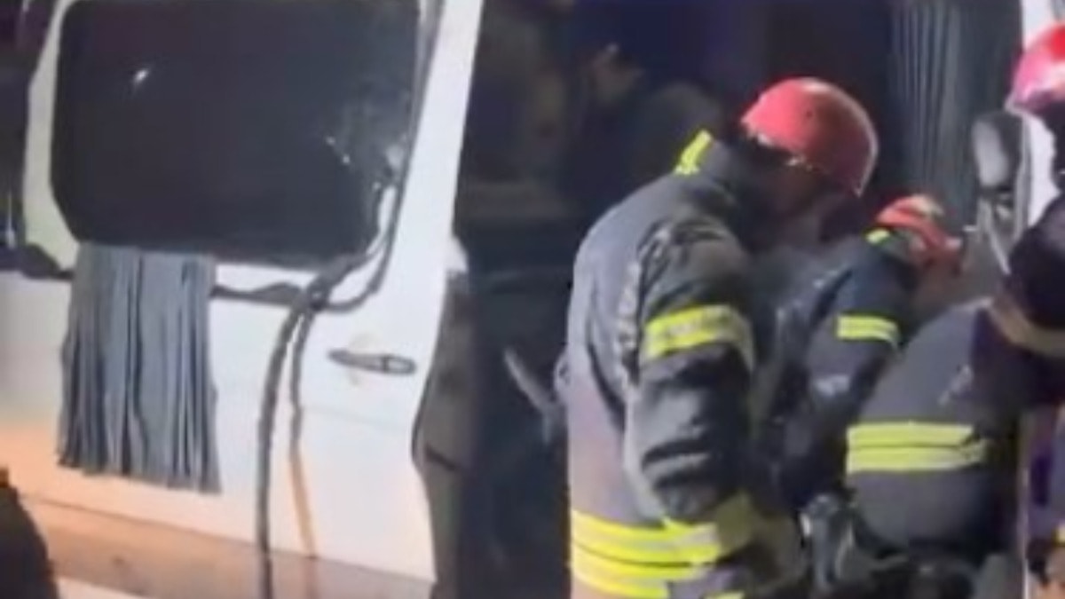 Dilovası’nda minibüs TIR’a çarptı: 9 yaralı