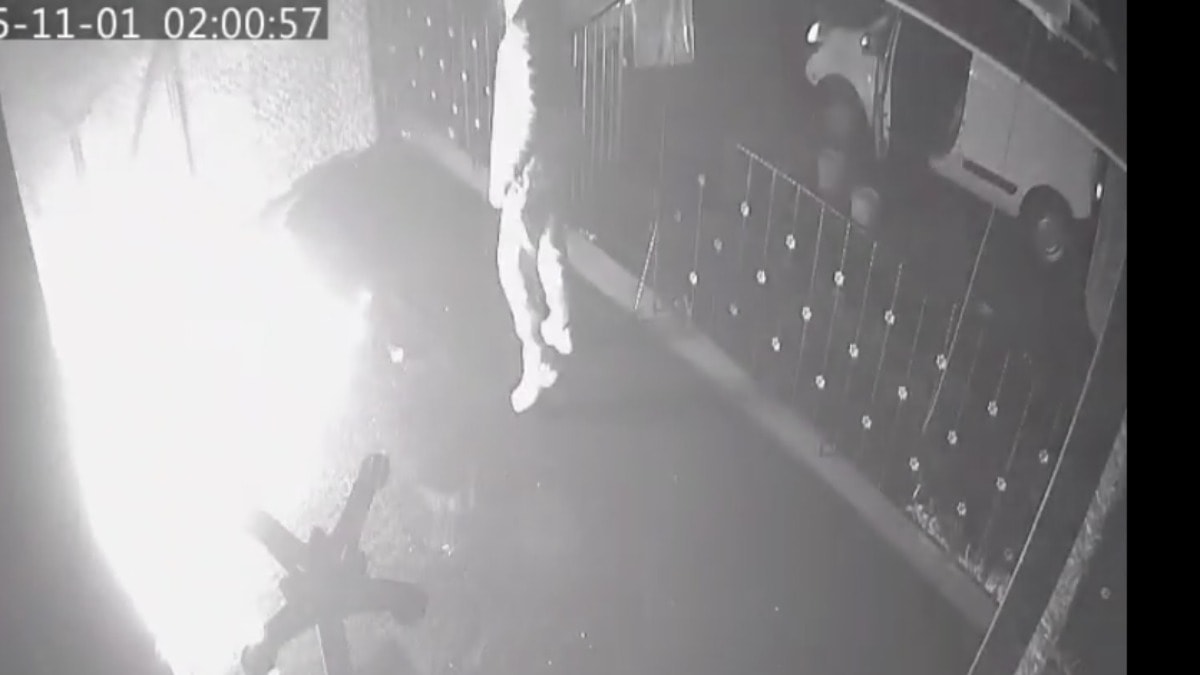 Kız arkadaşını dövmesine engel olan esnafın dükkanını ateşe verdi