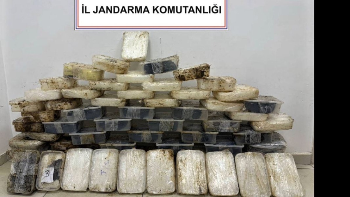 Hakkari-İran sınır hattında uyuşturucu operasyonu: Onlarca kilo metamfetamin ele geçirildi