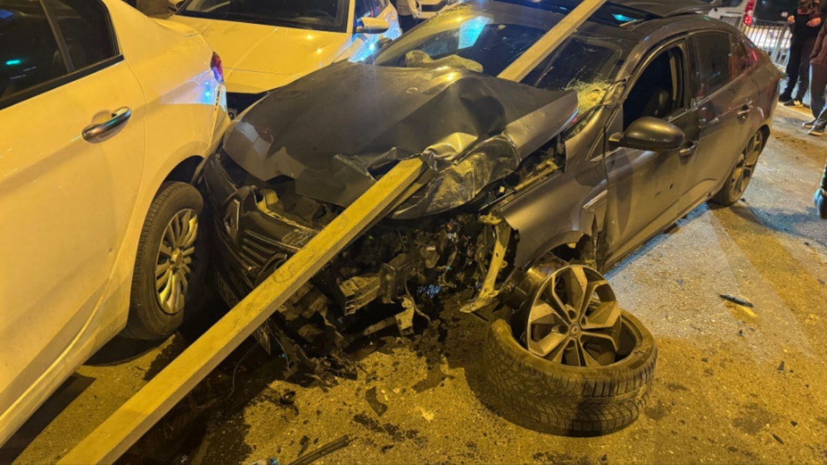 Yön levhası ok gibi saplandı! Ümraniye'de feci kaza