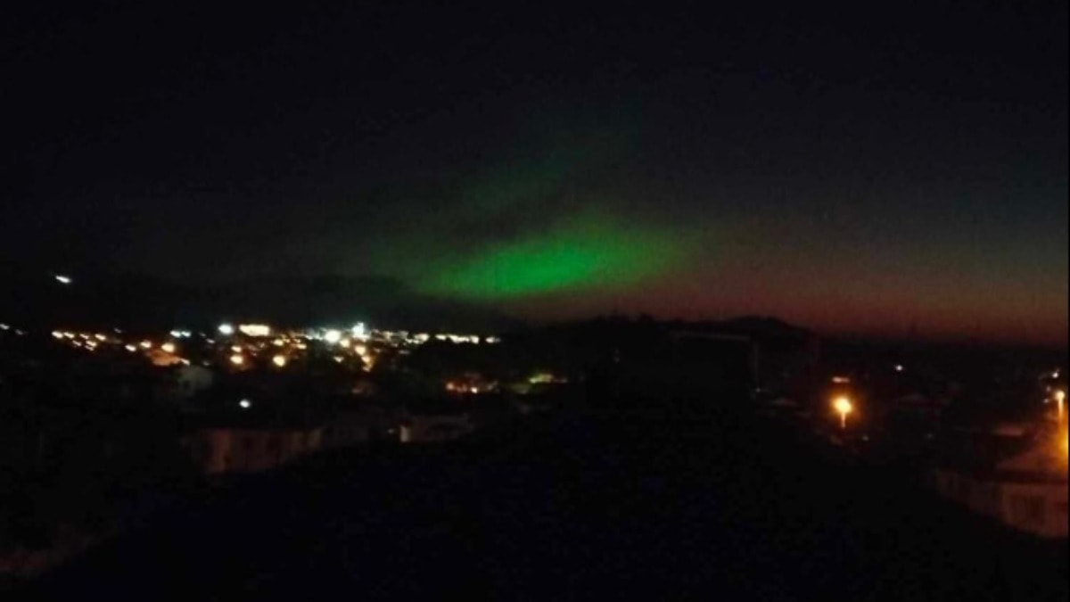 Fethiye'de gökyüzündeki mor ve yeşil ışık dikkat çekti